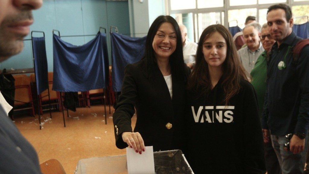 Νάντια Γιαννακοπούλου: Άσκησε το εκλογικό της δικαίωμα στο Περιστέρι – Ψήφισε και η 16χρονη κόρη της