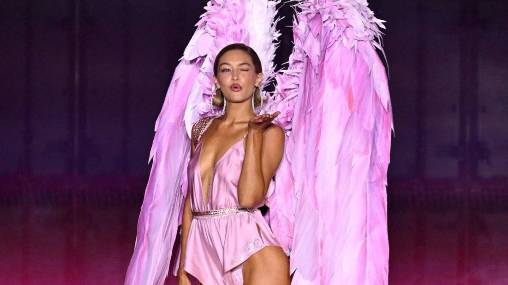 Gigi Hadid: Επέστρεψε στην πασαρέλα του Victoria’s Secret – Δείτε την εντυπωσιακή έναρξη