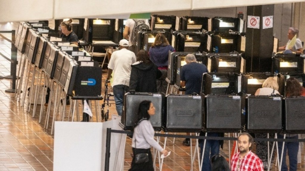 ΗΠΑ: Σχεδόν 25 εκατ. Αμερικανοί έχουν ήδη ψηφίσει – Χάρις και Τραμπ πραγματοποιούν εκστρατεία στις αμφίρροπες πολιτείες