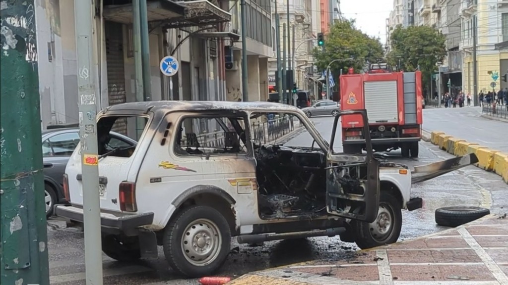 Φωτιά σε τζιπ στο κέντρο της Αθήνας – Κλειστή η Αιόλου στο ρεύμα προς Σταδίου