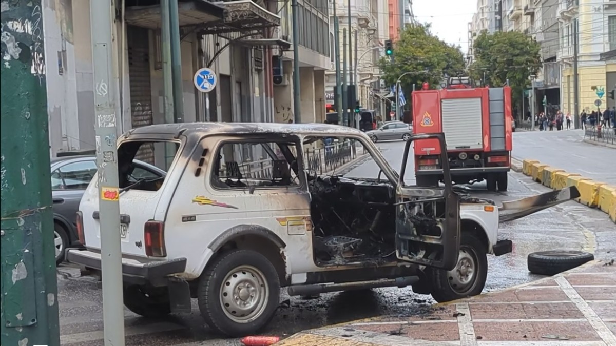 Φωτιά σε τζιπ στο κέντρο της Αθήνας – Κλειστή η Αιόλου στο ρεύμα προς Σταδίου