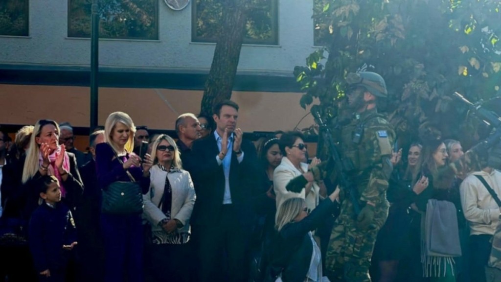 Στέφανος Κασσελάκης: Παρακολούθησε την παρέλαση για την 28η Οκτωβρίου στην Αλεξανδρούπολη – Το μήνυμά του