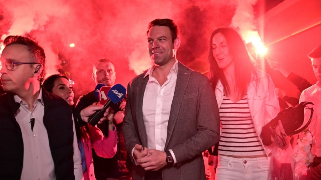 Στέφανος Κασσελάκης: Υποδοχή με καπνογόνα από τους εθελοντές στα νέα του γραφεία στον Ταύρο