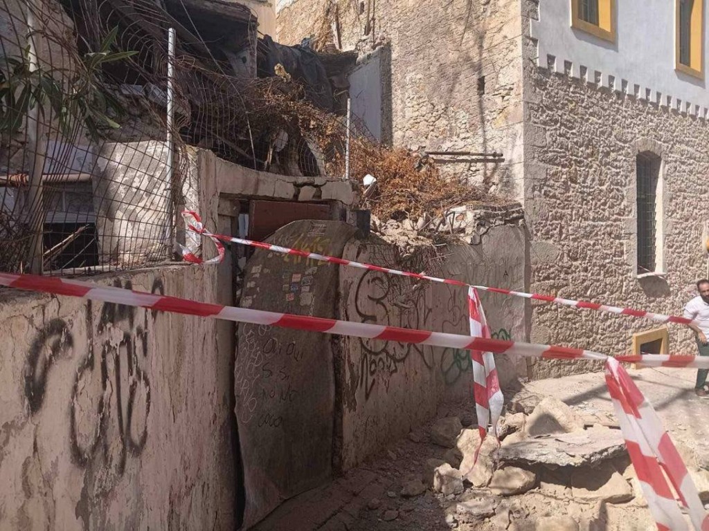 Ηράκλειο: Κατέρρευσε τμήμα παλαιού κτίσματος στο κέντρο της πόλης – Δείτε φωτογραφίες