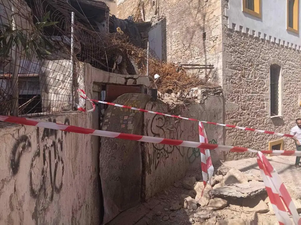Ηράκλειο: Κατέρρευσε τμήμα παλαιού κτίσματος στο κέντρο της πόλης – Δείτε φωτογραφίες
