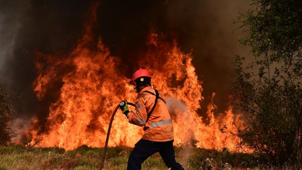 Φωτιά στην Κορινθία: Μάχη με τις διάσπαρτες εστίες οι πυροσβέστες – Χωρίς ενεργό μέτωπο η πυρκαγιά