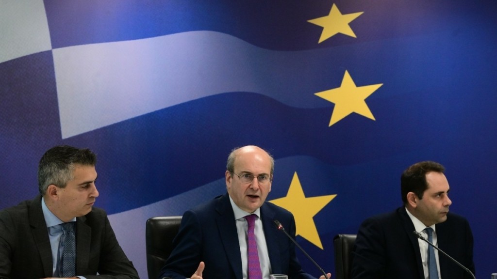Οι τέσσερις αλλαγές που φέρνει το νέο φορολογικό νομοσχέδιο – Αφορολόγητο το φιλοδώρημα έως 300 ευρώ