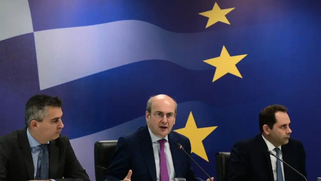Οι τέσσερις αλλαγές που φέρνει το νέο φορολογικό νομοσχέδιο – Αφορολόγητο το φιλοδώρημα έως 300 ευρώ