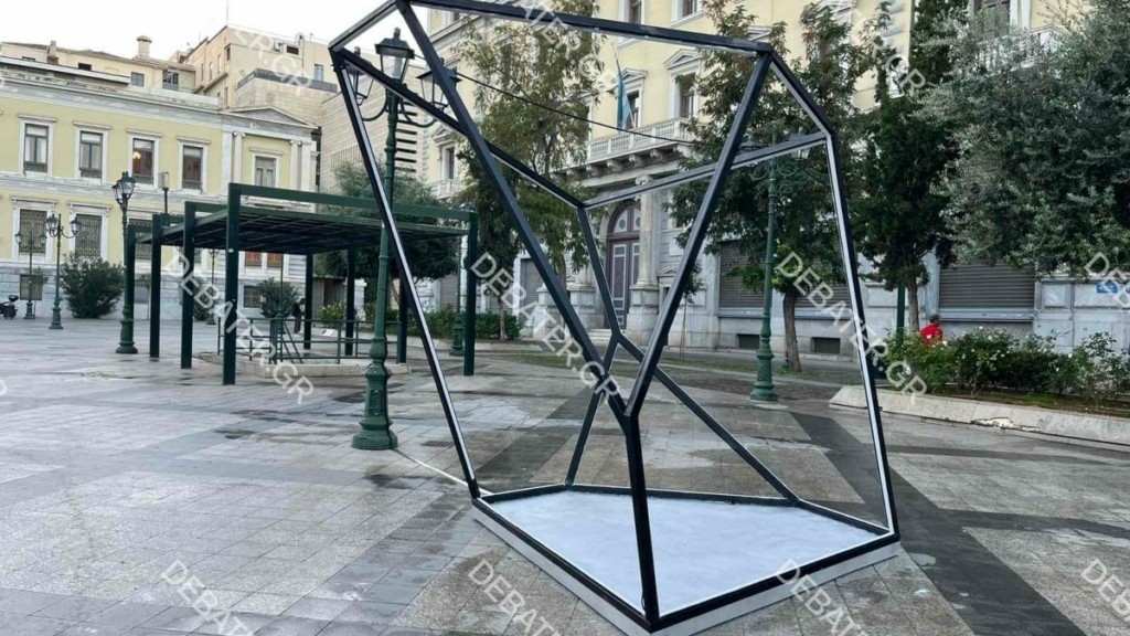 Ένα πολύεδρον στην πλατεία Κοτζιά που αλλάζει χρώματα ανάλογα την απάντηση σας (pics+vid)