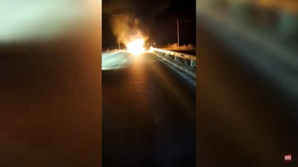 Φρικτό τροχαίο στη Λάρισα: Αυτοκίνητο έπεσε σε κολόνα φωτισμού κι άρπαξε φωτιά – Απανθρακώθηκε ο οδηγός (vid)