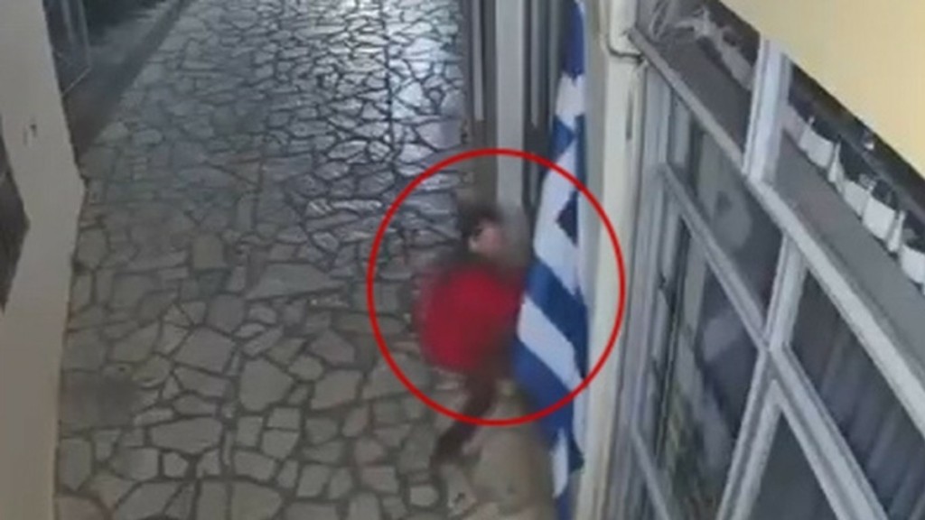 Λεωνίδιο: Συνελήφθησαν τρία άτομα που κατέβασαν ελληνικές σημαίες από καταστήματα