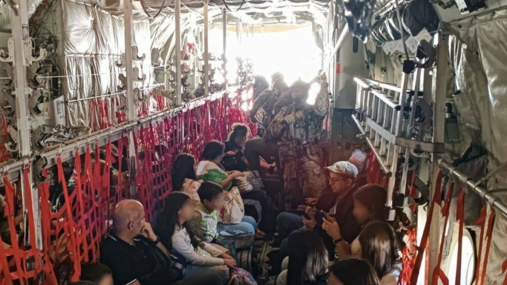 ΓΕΕΘΑ: Φωτογραφίες από τον απεγκλωβισμό Ελλήνων και Κύπριων από τον Λίβανο μέσα στο C-130