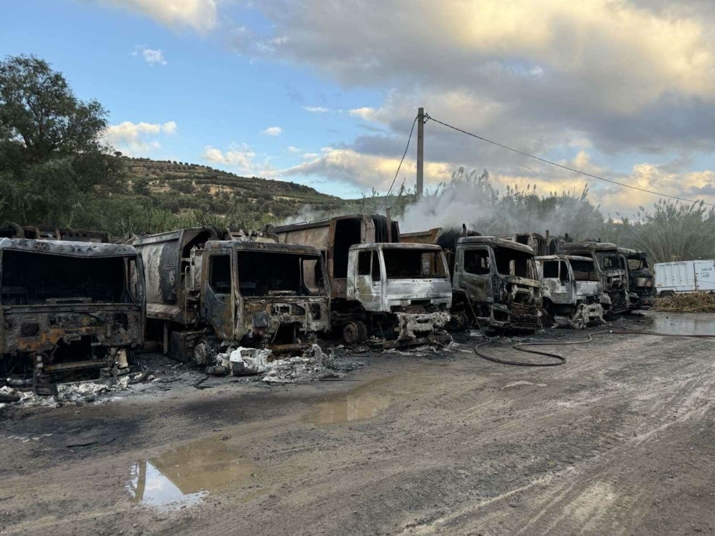 Ηράκλειο Κρήτης: Κάηκαν οκτώ απορριμματοφόρα του Δήμου Μαλεβιζίου