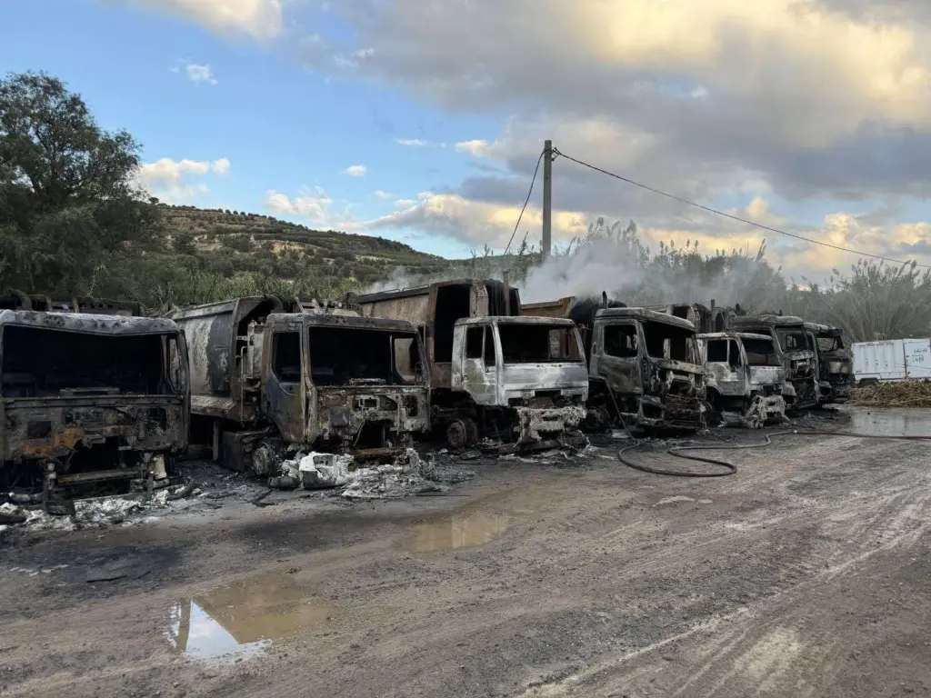 Ηράκλειο Κρήτης: Κάηκαν οκτώ απορριμματοφόρα του Δήμου Μαλεβιζίου