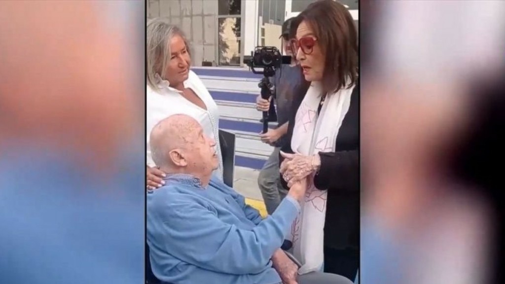 Μίμης Πλέσσας: Όταν είχε τραγουδήσει με τη Νάνα Μούσχουρη στα σκαλιά της ΕΡΤ (βίντεο)