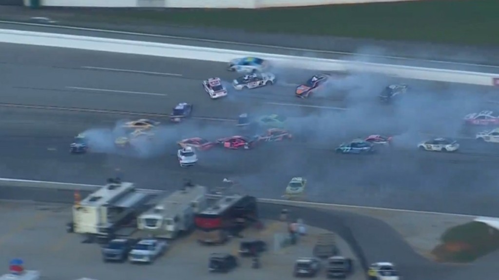 Τρομακτικό ατύχημα στο NASCAR – Συγκρούστηκαν 28 αυτοκίνητα (vid)