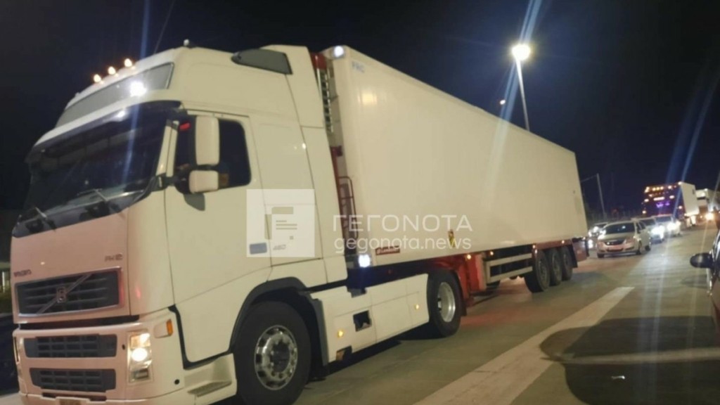 Βόλος: Οδηγός νταλίκας «σκόρπισε» τον τρόμο οδηγώντας ανάποδα στην Εθνική (pics)