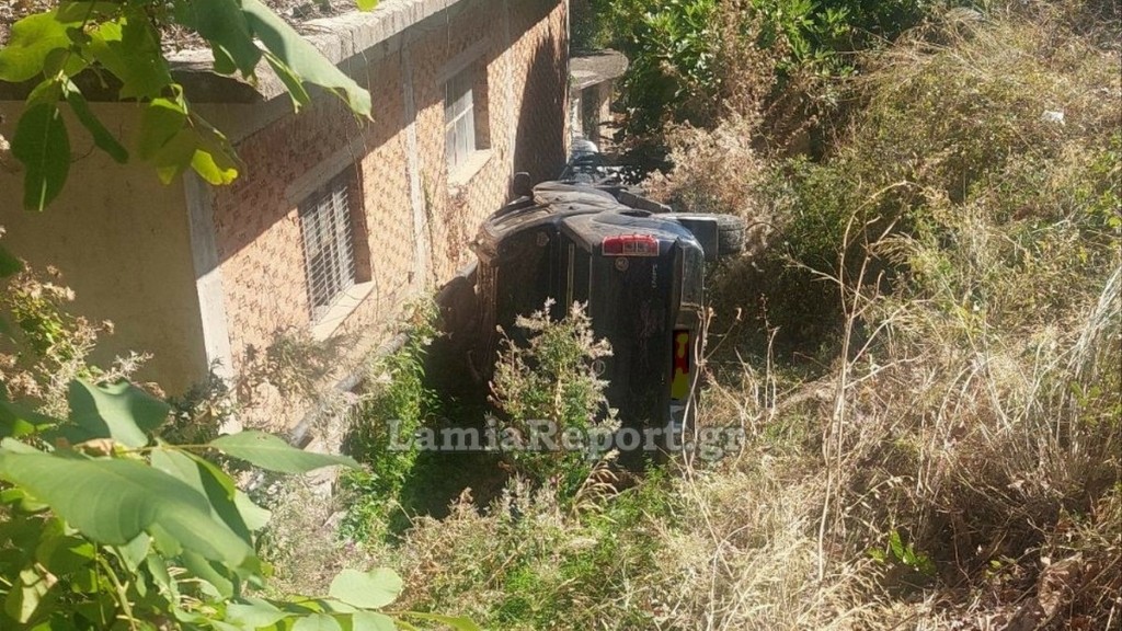 Φθιώτιδα: Αυτοκίνητο κατέληξε στην αυλή σπιτιού (pics)