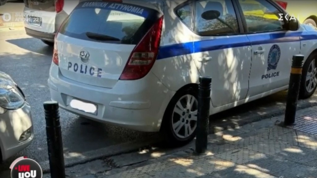 Ευελπίδων: Περιπολικό στάθμευσε σε ράμπα ΑμεΑ (vid)