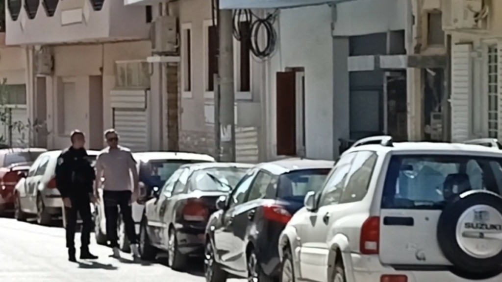 Συναγερμός στο Περιστέρι: Άνδρας κλειδώθηκε σε σπίτι ψυχιάτρου και απειλεί ν’ αυτοκτονήσει