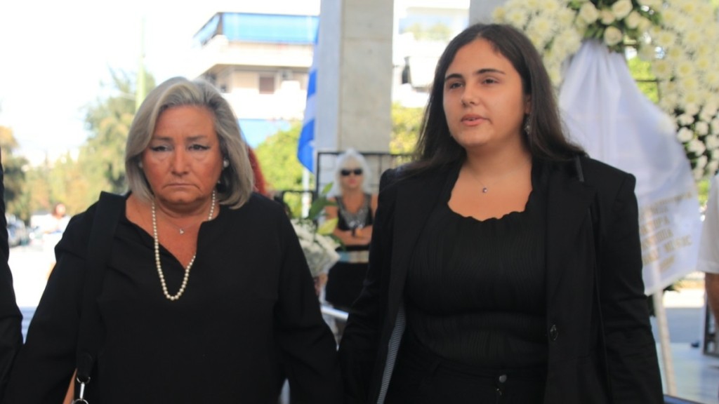 Μίμης Πλέσσας: Συντετριμμένες η σύζυγός του, Λουκίλα Καρρέρ και η κόρη του, Ελεάνα στην κηδεία του (pics)