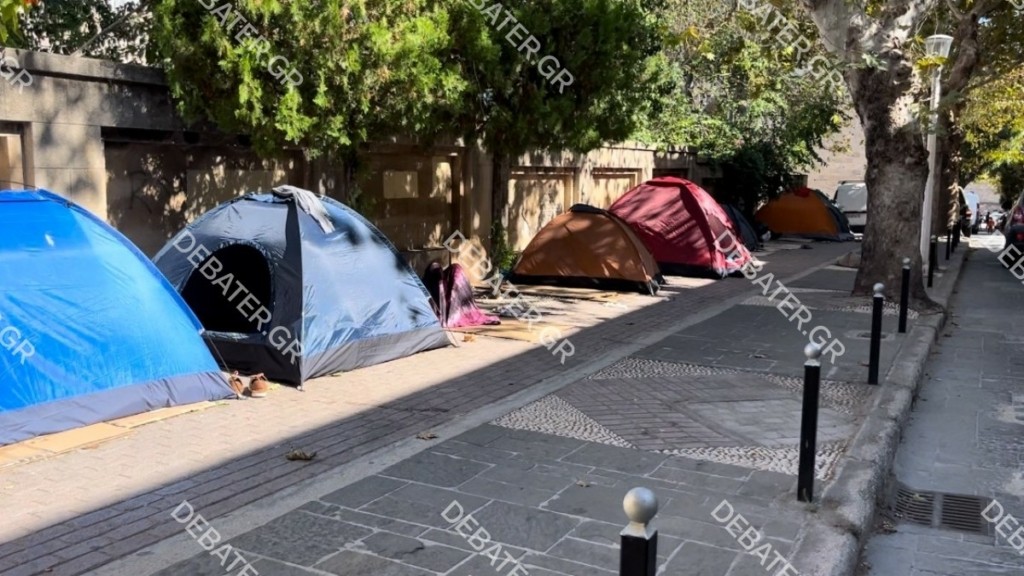 Ρόδος: Μετανάστες έστησαν σκηνές και μετέτρεψαν το κέντρο της πόλης σε άτυπο καταυλισμό
