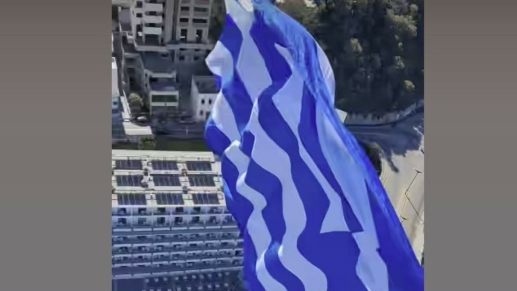 Ρόδος: Εντυπωσιακό video με αλεξίπτωτο πλαγιάς και την ελληνική σημαία