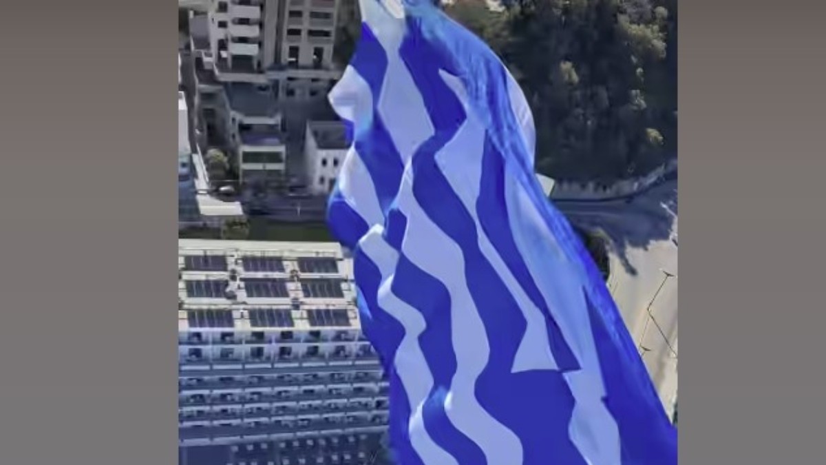 Ρόδος: Εντυπωσιακό video με αλεξίπτωτο πλαγιάς και την ελληνική σημαία