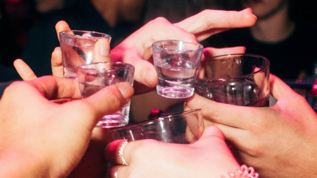 Οι πέντε αλλαγές για τον έλεγχο της πώλησης αλκοόλ σε ανηλίκους – Με ταυτότητα η αγορά ποτών στα σούπερ μάρκετ