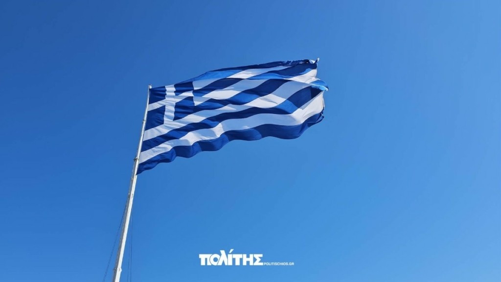 Χίος: Υψώθηκε και φέτος η τεράστια ελληνική σημαία στο λιμάνι για τον εορτασμό της 28ης Οκτωβρίου (pics & vid)