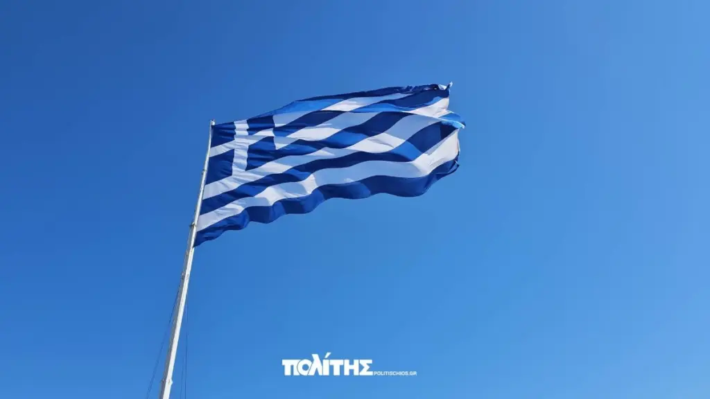 Χίος: Υψώθηκε και φέτος η τεράστια ελληνική σημαία στο λιμάνι για τον εορτασμό της 28ης Οκτωβρίου (pics & vid)