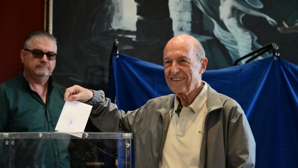 Κώστας Σημίτης: “Η ψηφοφορία δίνει τη δυνατότητα στο ΠΑΣΟΚ να παίξει ένα σημαντικό ρόλο για την ελληνική εξέλιξη”