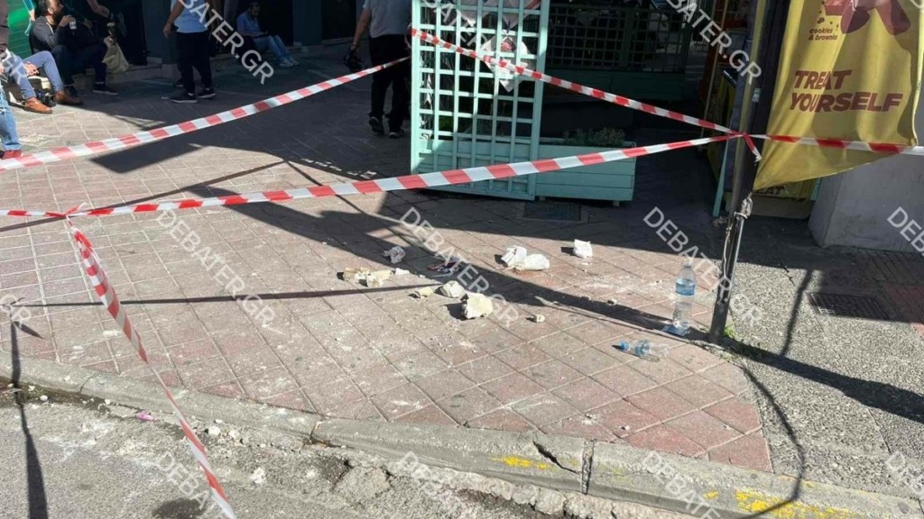 Άγιοι Ανάργυροι: Σοβάς έπεσε στο κεφάλι 14χρονης σε στάση λεωφορείου – Διακομίστηκε σε σοβαρή κατάσταση στο “Παίδων” (pic+vid)