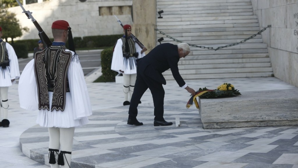 Σταϊνμάιερ: Κατέθεσε στεφάνι στο Μνημείο του Αγνώστου Στρατιώτη – Συνάντηση με την Πρόεδρο της Δημοκρατίας