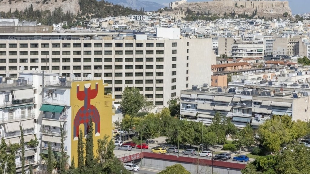 «Μια γυναικεία φιγούρα με κόκκινη και μοβ φορεσιά» στον Νέο Κόσμο