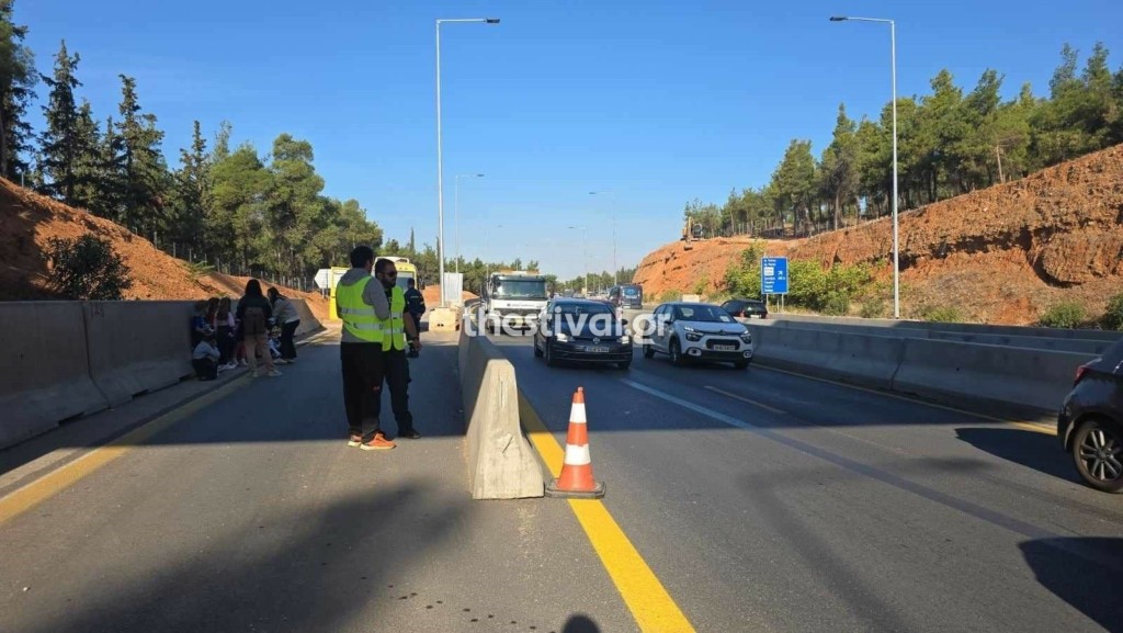 Θεσσαλονίκη: Άνοιξε πυροσβεστήρας μέσα σε σχολικό λεωφορείο