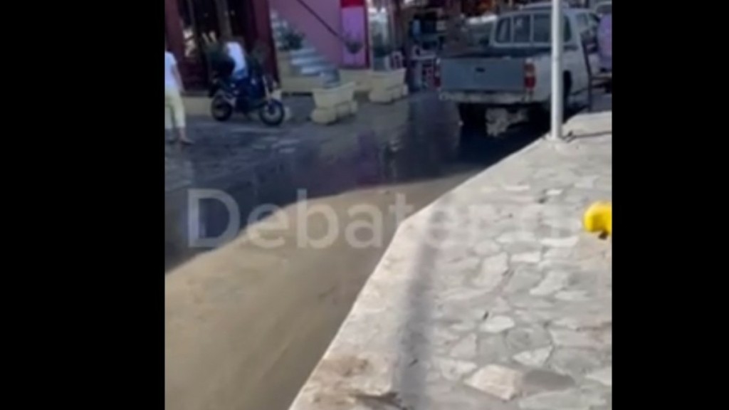 Σύμη: Αγανακτισμένοι οι κάτοικοι για τα νερά που πλημμυρίζουν κάθε πρωί τους δρόμους – Τι αποκαλύπτει ο Δήμαρχος Σύμης στο DEBATER