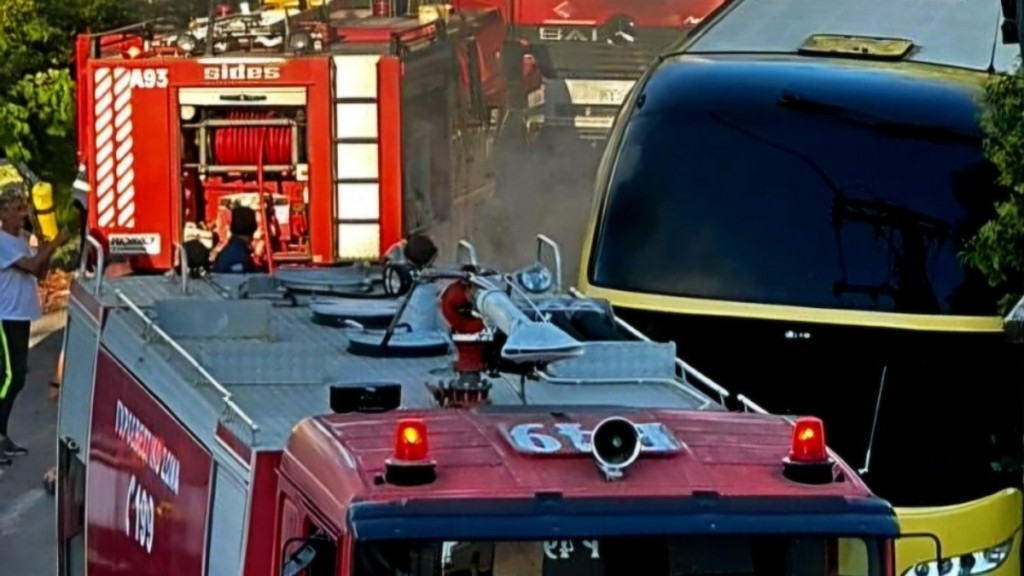Φωτιά σε τουριστικό λεωφορείο στα Τρίκαλα