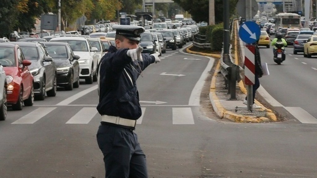Φορτηγό έπεσε σε τρύπα στο κέντρο της Αθήνας εξαιτίας καθίζησης (φωτογραφίες)