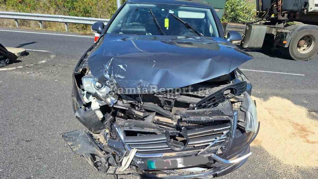 Λαμία: Σφοδρή σύγκρουση δύο οχημάτων – Στο ένα επέβαινε οικογένεια (pics & vid)