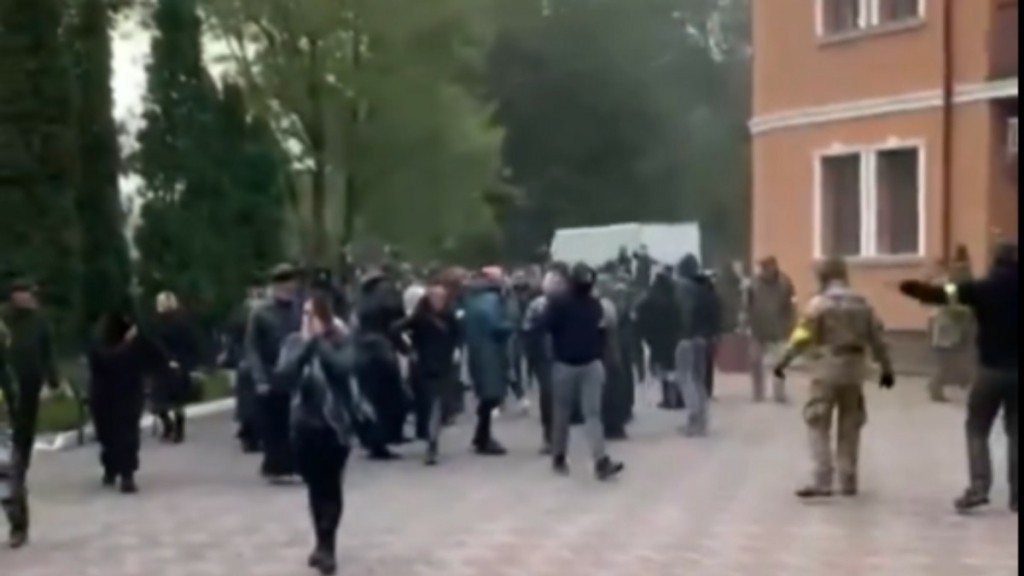 Ουκρανία: Ο κακός χαμός σε εκκλησία – Βγήκαν μέχρι και όπλα από πιστούς