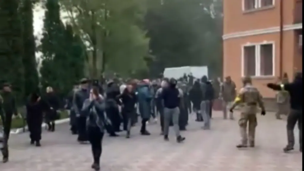 Ουκρανία: Ο κακός χαμός σε εκκλησία – Βγήκαν μέχρι και όπλα από πιστούς