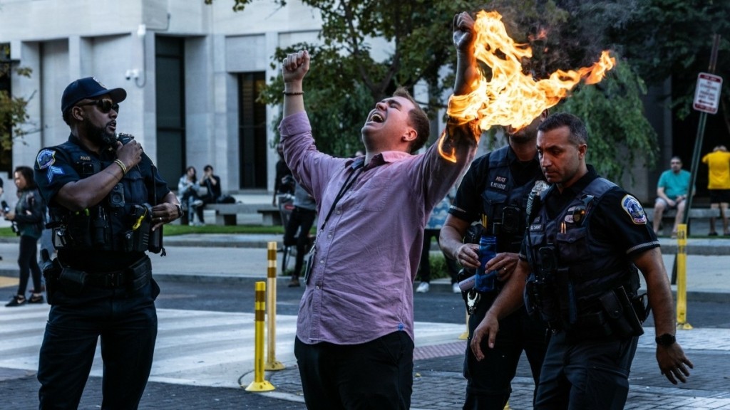 ΗΠΑ: Η στιγμή που άνδρας προσπαθεί να αυτοπυρποληθεί σε διαδήλωση για την Γάζα