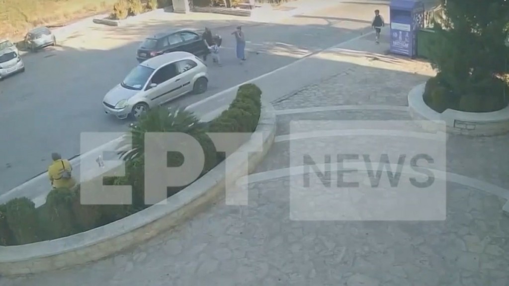 Χανιά: Σοκαριστικό βίντεο από τον άγριο ξυλοδαρμό της 40χρονης από τον πρώην σύζυγό της μπροστά στο παιδί τους