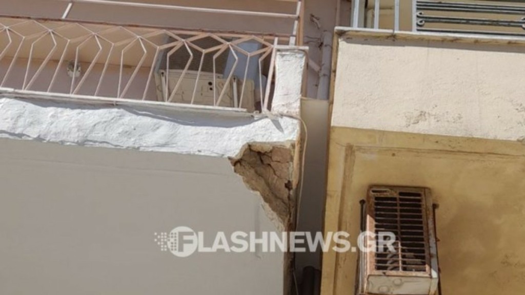 Χανιά: Κομμάτι μπαλκονιού προσγειώθηκε δίπλα σε τουρίστες (pics)