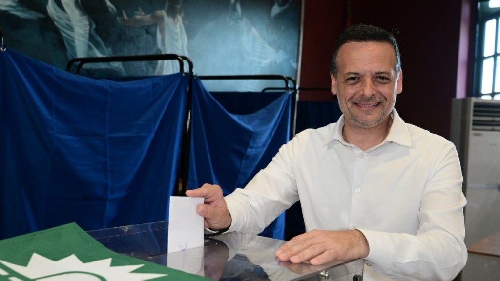 Εκλογές ΠΑΣΟΚ: Ψήφισε ο Χάρης Δούκας για τον δεύτερο γύρο των εσωκομματικών εκλογών – Τι ώρα κλείνουν οι κάλπες