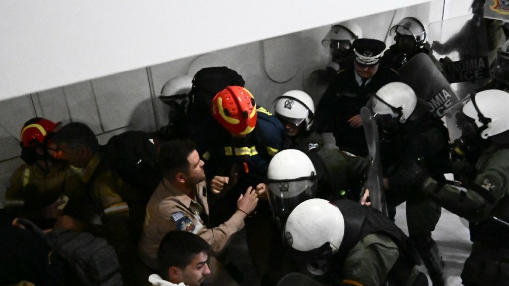 Ένταση και επεισόδια στο υπουργείο Κλιματικής Κρίσης ανάμεσα σε εποχικούς πυροσβέστες και ΜΑΤ