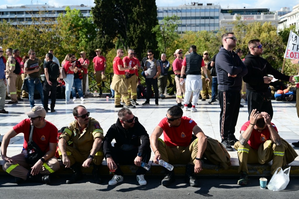 Συγκέντρωση των εποχικών πυροσβεστών στην πλατεία Συντάγματος (εικόνες)
