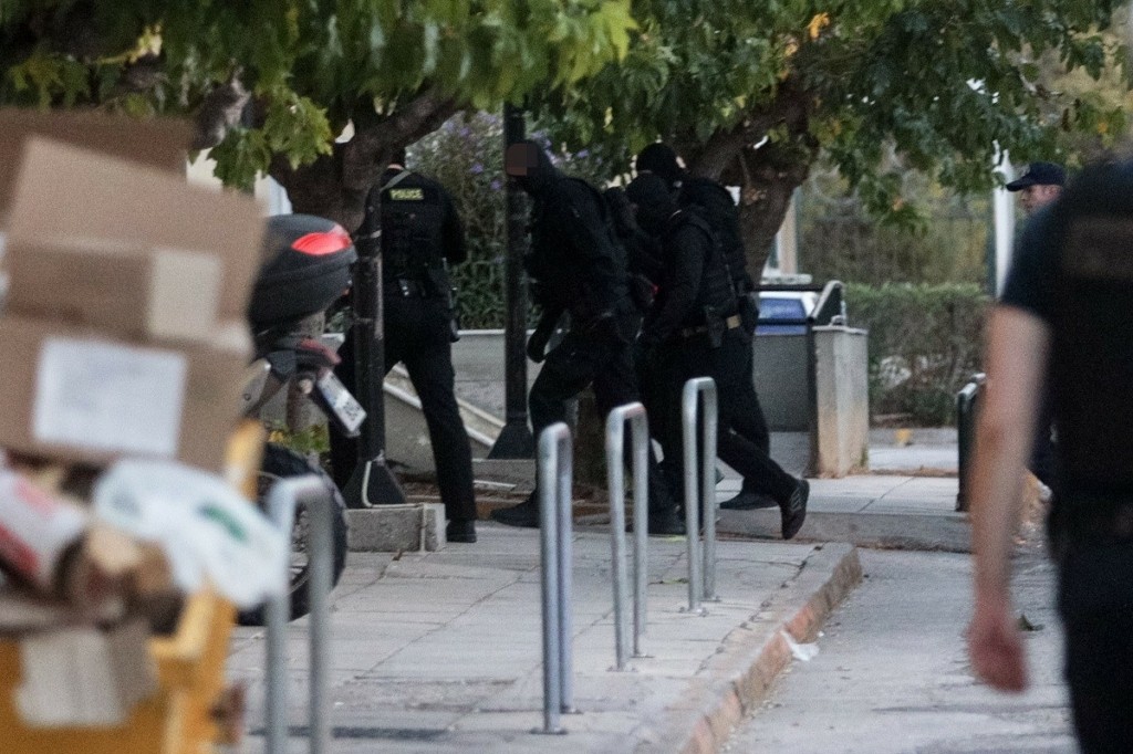 Αμπελόκηποι: Ποινικές διώξεις για τρομοκρατία στους δυο συλληφθέντες και σε μια γυναίκα