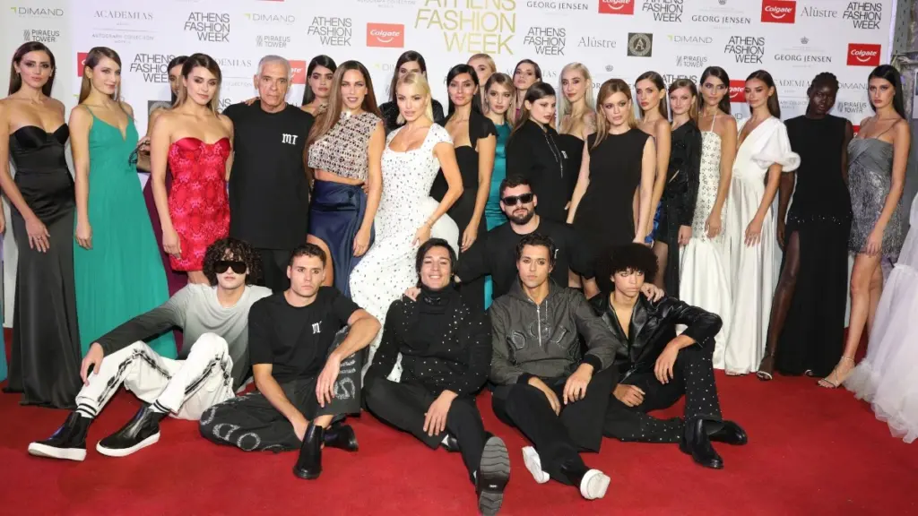 Athens Fashion Week: Όλοι νόμιζαν ότι έβλεπαν την Σία Κοσιώνη στην πασαρέλα – Η ομοιότητα με πρώην παίκτρια από το My Style Rocks